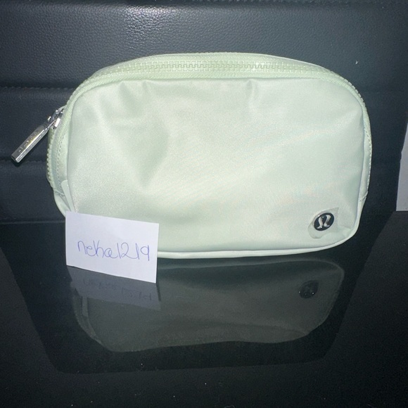 Lululemon Everywhere Belt Bag 1L- Kohlrabi Green/White - Picture 3 of 12